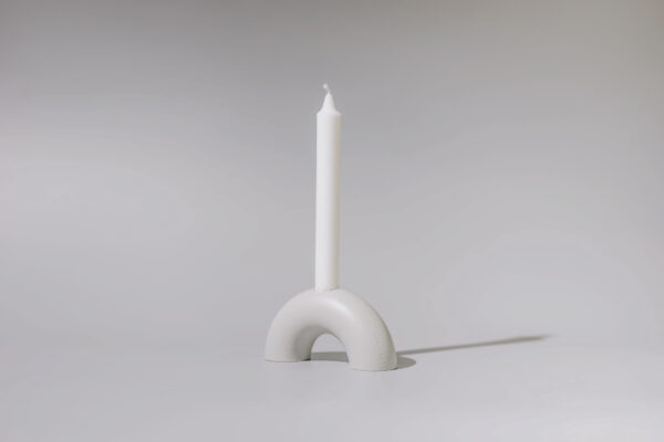 Monoista Kerzenstaender webversion 4 600x400 - MEDI minimalistischer Kerzenständer aus Metall grau
