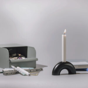 Monoista Kerzenstaender webversion sw 1 300x300 - MEDI minimalistischer Kerzenständer aus Metall grau